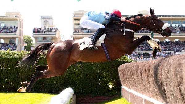 SO FRENCH sur le Rail Ditch and Fence dans le Grand Steeple-Chase de Paris 2017